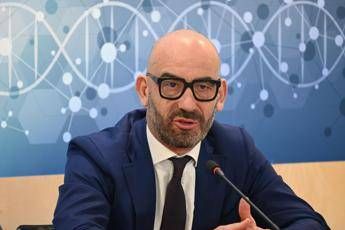 Fake news lallarme di Bassetti Criminale attacco alla scienza medici combattetelo sui social