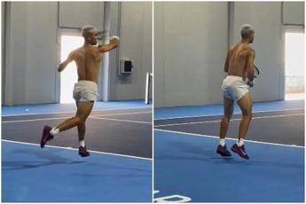 Alcaraz ritorno in campo con i nuovi capelli biondi