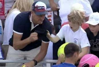 Ruba un cappellino a un bambino agli Us Open ora il milionario si scusa