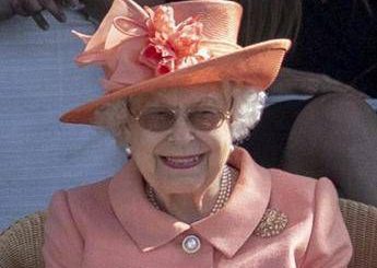 Londra in mostra il sontuoso guardaroba della regina Elisabetta