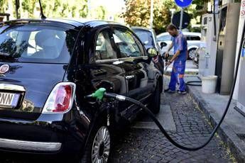 Prezzi carburanti nuova accisa sul diesel aumenti per IP e Q frenata di Eni