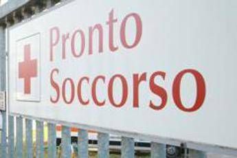 Cecina neonato morto portato in ospedale in un sacchetto disposta lautopsia aperta uninchiesta