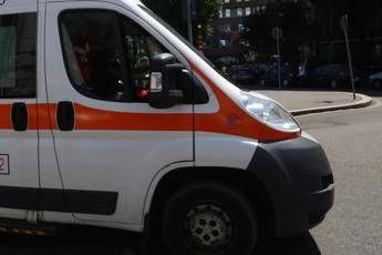 Brusca frenata per bus della linea a Milano feriti passeggeri tra loro una enne
