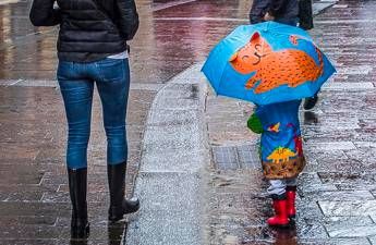 Maltempo allerta meteo arancione oggi in Campania Calabria Puglia e Sicilia Lelenco delle scuole chiuse