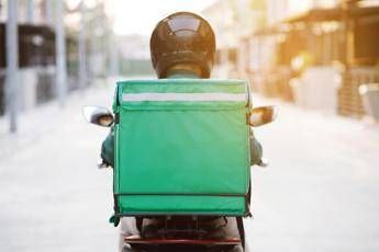 Roma rider picchiato a bastonate e rapinato di bici e incasso