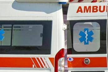 Ufficiale giudiziario bussa per sfrattarlo lui si getta da sesto piano morto enne