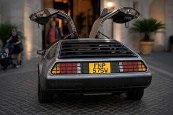 Hard Rock Cafe Roma celebra i anni di Ritorno al futuro arriva la DeLorean