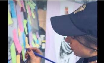 Cio che lamore non e su Camper rosa della Polizia i post it contro la violenza di genere