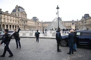 Colpo al Louvre altri quattro fermi per il furto dei gioielli della corona francese