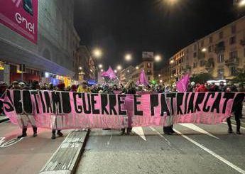 Violenza sulle donne cortei a Milano e Torino con omaggio a Ornella Vanoni