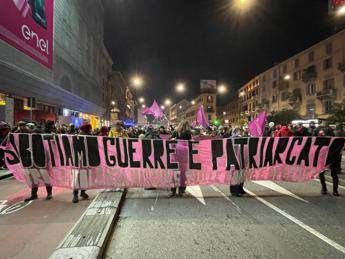 Violenza sulle donne cortei a Milano e Torino con omaggio a Ornella Vanoni