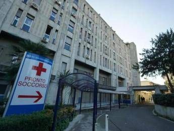 Cede un balcone a Napoli quattro feriti due sono ricoverati in codice rosso