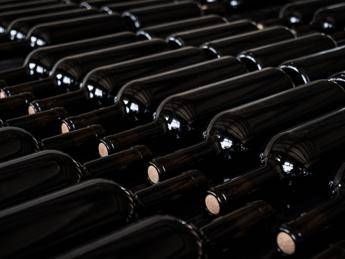 Maxi furto nella cantina Antinori in Toscana rubate mila bottiglie per milioni di euro caccia alla banda