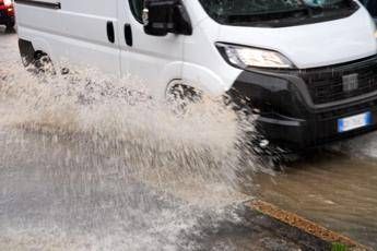 Nubifragio su Roma strade allagate e traffico in tilt giornata da incubo