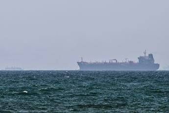 Iran Pasdaran Petroliera con milioni di barili greggio urta mina a Hormuz nave in fiamme