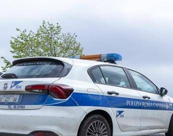 Roma investe donna con passeggino e fugge bimba illesa e lei ferita Denunciato enne