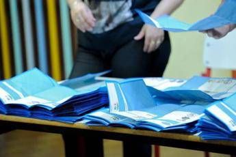 Sondaggio politico Fratelli dItalia stabile e Pd cala MS su Vannacci scende