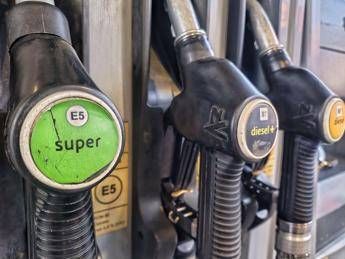 Dieci consigli contro il caro carburanti ecco come risparmiare sui prezzi alle stelle di benzina e gasolio