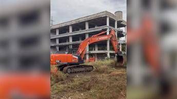 A Roma al via le operazioni di demolizione del palazzo della droga a Tor Sapienza IL VIDEO