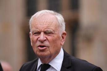 Addio a Jeffrey Archer lo scrittore britannico da oltre milioni di copie aveva anni la sua vita tra politica e scandali