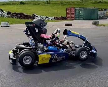 Bambina di cinque anni bandita dalle gare di kart di tutto il mondo la maxi squalifica