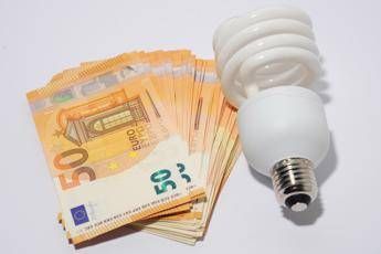 Bollette ecco quanto pesano i rincari luce e gas e quando arrivano in fattura