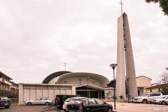 Bomba tra i fiori davanti alla chiesa il ritrovamento choc durante la festa parrocchiale