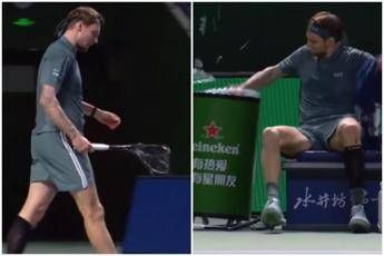 Bublik furia a Shanghai spacca la racchetta e tira pugni Poi si fa male