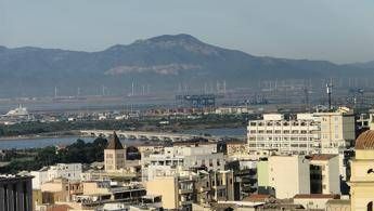 Cagliari operaio morto schiacciato da tubi al Porto Canale