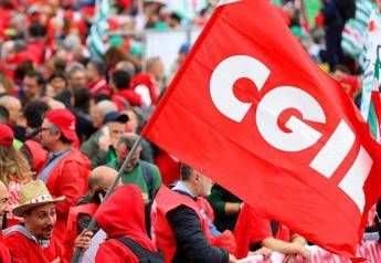 Cgil scende in piazza in migliaia a Roma per ‘La via maestra Lavoro pace Costituzione