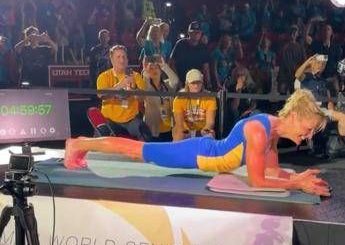 Cinque ore di plank super atleta di anni stabilisce il nuovo record del mondo