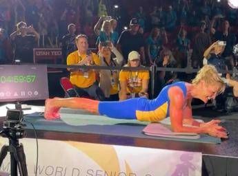 Cinque ore di plank super atleta di anni stabilisce il nuovo record del mondo
