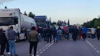 Ex Ilva a Taranto prosegue mobilitazione operai in protesta nuovi blocchi e disagi su statale