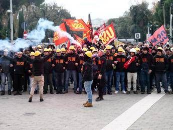 Ex Ilva terzo giorno di protesta presidi davanti alla raffineria a Taranto corteo a Genova