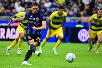 Fallo di Diego Carlos su Esposito interviene il Var giusto il rigore in Inter Parma
