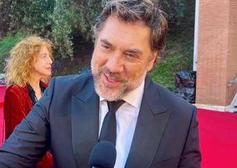 Festa Roma Javier Bardem show infiamma il red carpet e si siede al posto dei fotografi