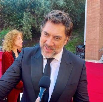 Festa Roma Javier Bardem show infiamma il red carpet e si siede al posto dei fotografi