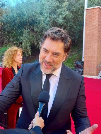 Festa Roma Javier Bardem show infiamma il red carpet e si siede al posto dei fotografi