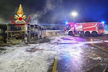Firenze incendio in deposito Autolinee Toscane bus distrutti e danneggiati