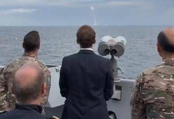 Francia Macron assiste a lancio di prova missile intercontinentale da sottomarino nucleare
