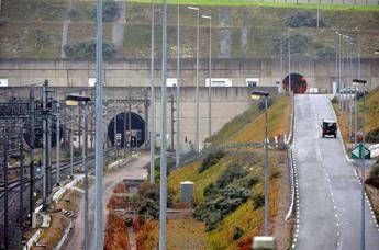 Francia minibus si scontra con treno fermo allingresso del tunnel della Manica feriti di cui gravi