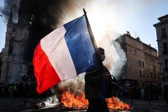 Francia proteste contro il caro vita scontri a Parigi e Marsiglia almeno cento gli arresti