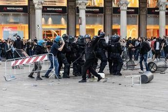 Guerriglia a Milano ai domiciliari uno dei maggiorenni arrestati per scontri e altri quattro in carcere Violenza indiscriminata e incontrollata