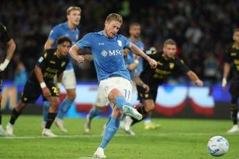 Hojlund sbaglia il rigore arbitro fa ripetere e De Bruyne segna caos in Napoli Frosinone