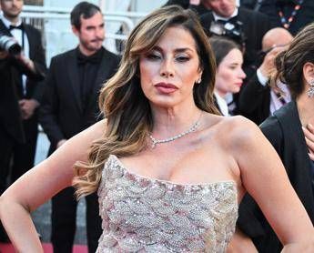 Incidente allalba per Aida Yespica urta cassonetti e auto poi insulta i carabinieri e rifiuta lalcol test