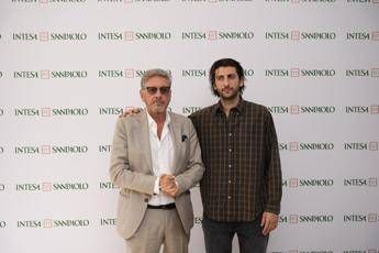 Intesa Sp Sergio e Pietro Castellitto firmano la nuova campagna istituzionale A mano a mano﻿