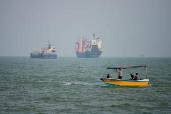 Iran Pasdaran Tre petroliere contro mine nello Stretto di Hormuz una e esplosa