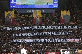 LOlimpico celebra Mourinho cori striscioni e lui manda un bacio alla Curva Sud