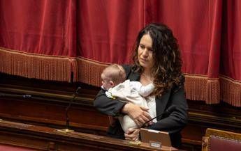 Legge elettorale Barzotti in aula con il figlia piccola per seguire Conte