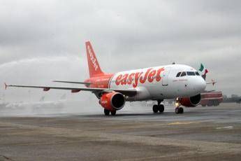 Malore per il copilota volo Easyjet rientra a minuti dal decollo